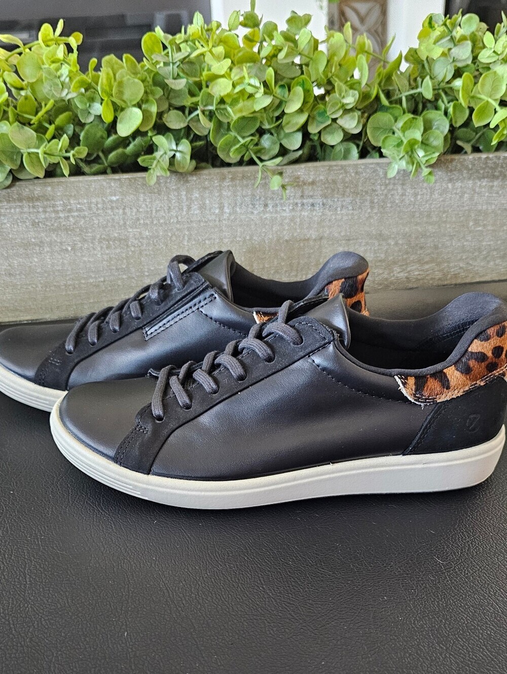Ecco Black Leather Low-Profile Sneakers w/Leapard Accent Women's Sz 7